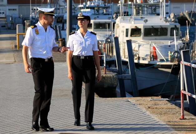 Leonor pasea por el puerto de la escuela naval mientras conversa con un instructor.