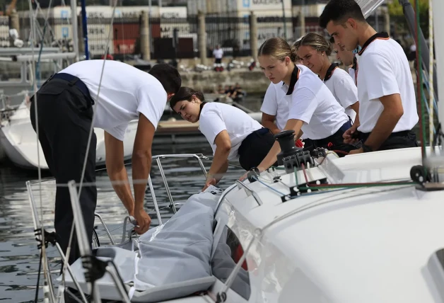 Leonor aprende a navegar en barco junto a sus compañeros de la escuela naval