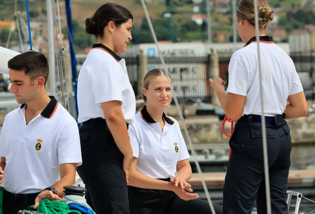 Leonor hablando con sus compañeras de la escuela naval en un barco