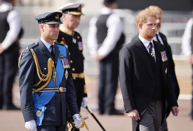 Guillermo y Harry durante uno de los actos fúnebres tras la muerte de la reina Isabel II.