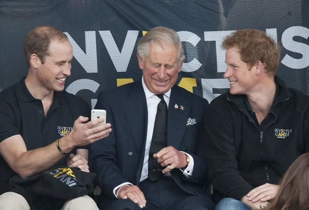 Guillermo, Harry y su padre el rey Carlos III mantuvieron una buena relación durante años.