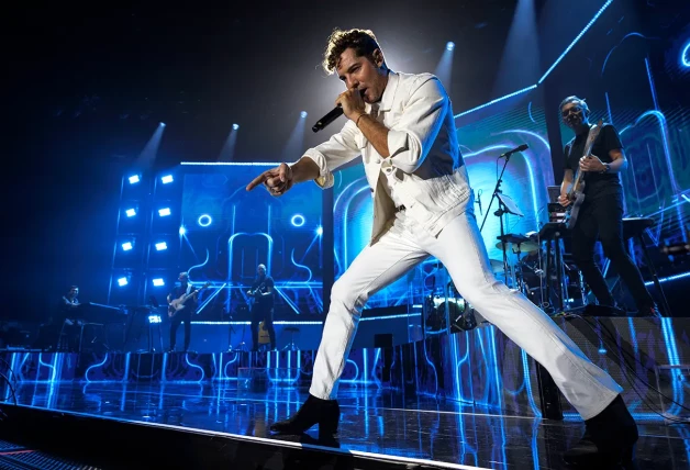 David Bisbal actuando sobre un escenario.