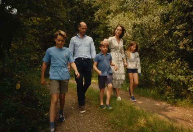 Kate Middleton con Guillermo y sus hijos, en un momento del vídeo.