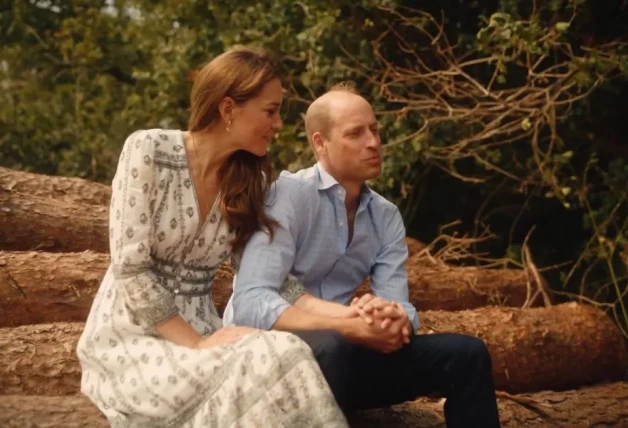 Kate y Guillermo, cogidos de la mano.