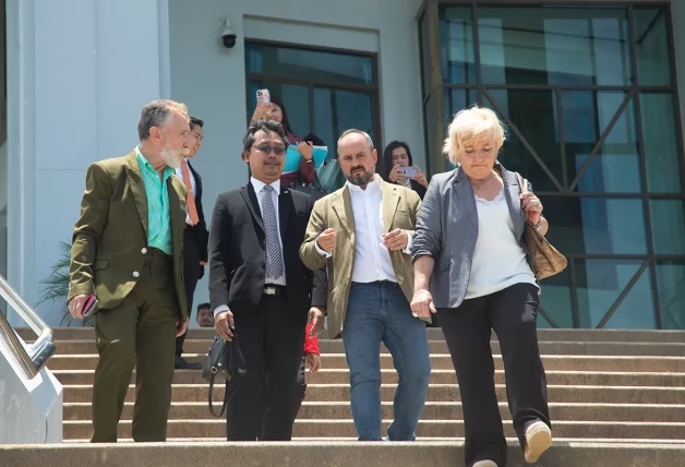 Marcos García Montes (izqda.) con los otros abogados de la defensa: Ramón Chippirrás y Carmen Balfagón.