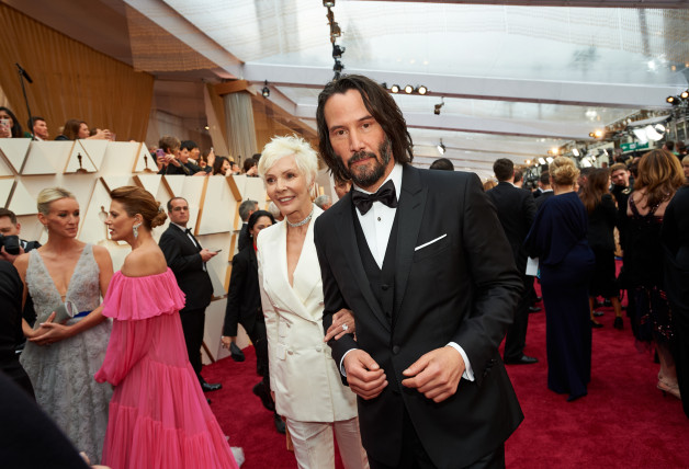 En la gala de los Oscar con su madre, Patricia Taylor, a la que está muy unido