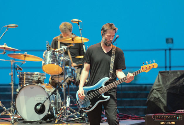 Keanu Reeves tocando con su banda, Dogstar, con la que empezó en los años 90 y sigue haciendo conciertos.