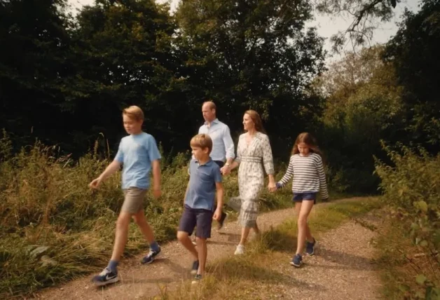 Kate Middleton con su marido y sus hijos.