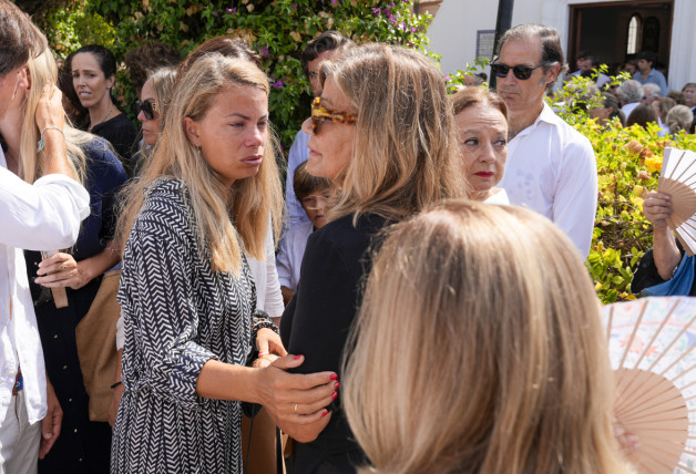 Cari Lapique y Carla Goyanes, en el funeral de Caritina.