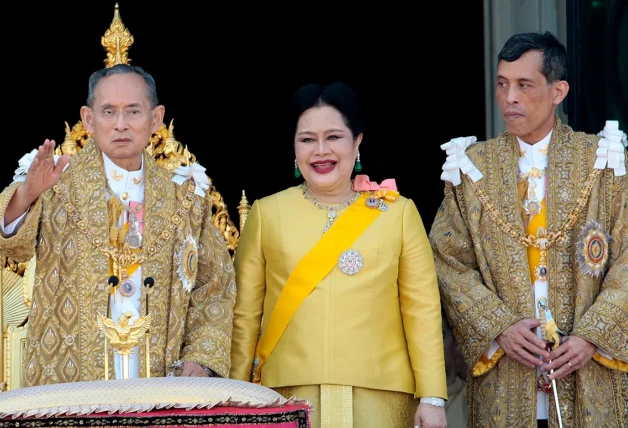 En 1994, el monarca tailandés, que murió en el 2016, le otorgó el perdón a Yolanda. En la foto, con su esposa, Sirikit, y su hijo y actual rey, Maha Vajiralongkorn.