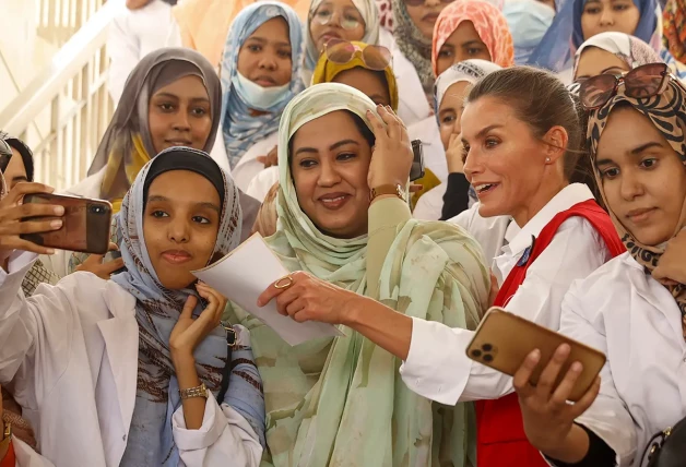 Letizia colaborando con la Agencia Española de Cooperación Internacional. En la imagen, rodeada de estudiantes de medicina en Mauritania.