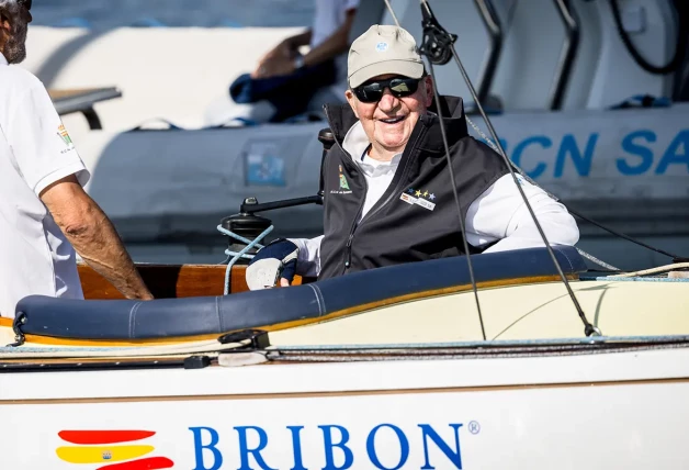 Juan Carlos participando en una regata en Sanxenxo