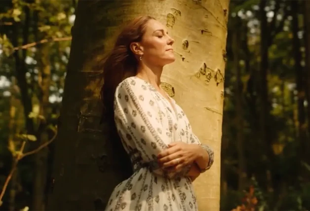 Kate Middleton meditando en medio de un bosque