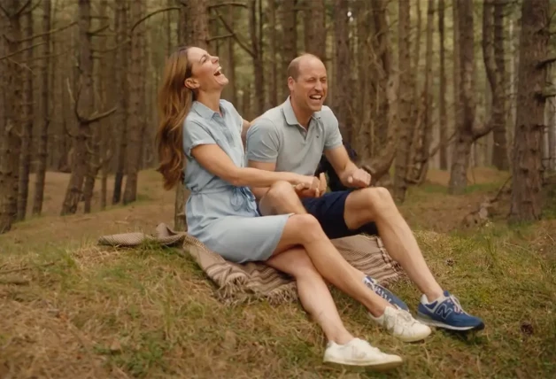 Kate Middleton y el principe Guillermo riendo juntos en un claro de un bosque