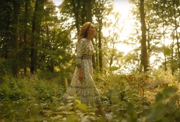 Kate Middleton paseando por un frondoso bosque