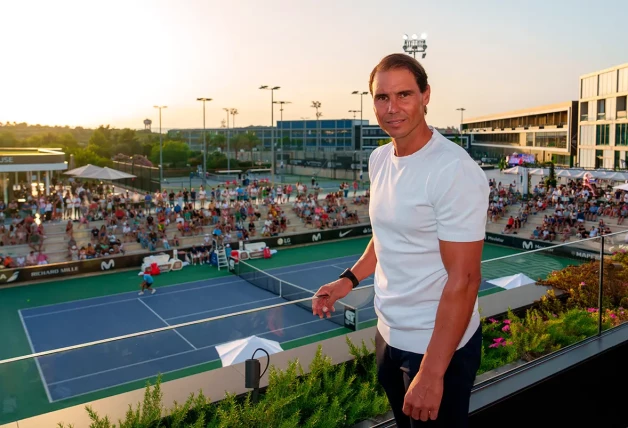 Rafa Nadal posa junto a una pista de tenis