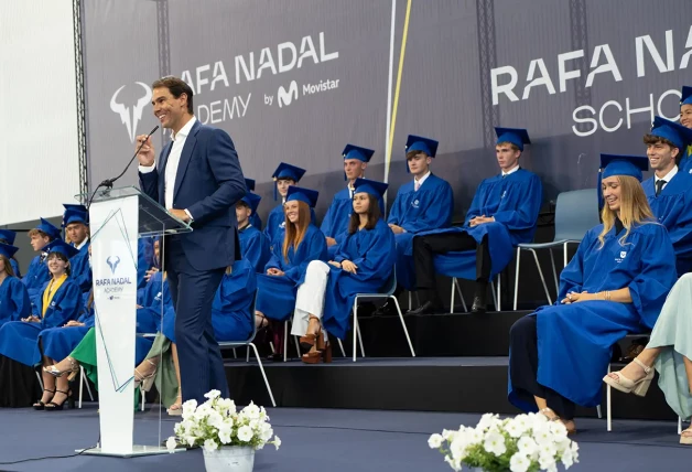 Rafa Nadal durante la graduación de la primera promoción de su "academia" de tenis.