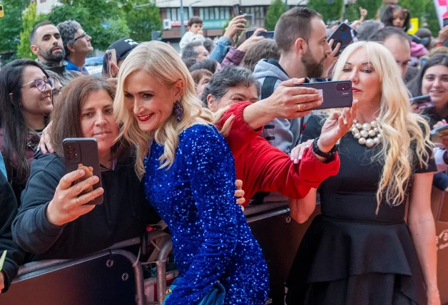 Cristina Cifuentes y Topacio Fresh tomandose un selfie