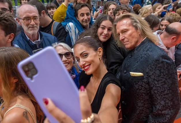 Hiba Abouk y Pocholo tomándose selfies con los seguidores