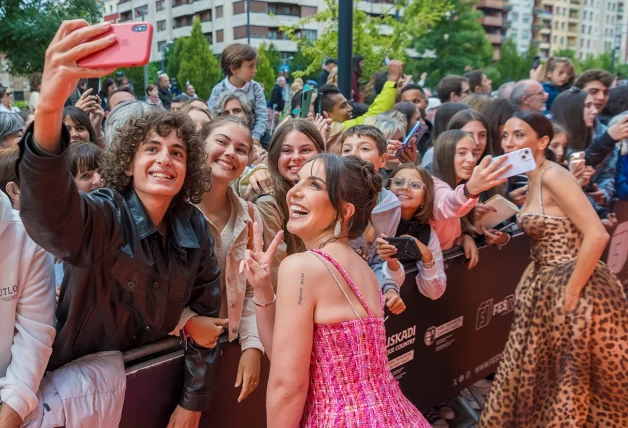 Ines Hernando y Itziar Miranda tomandose selfies con los seguidores