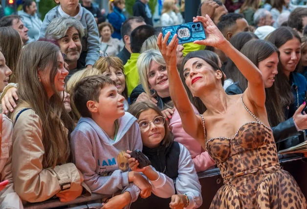 Itziar Miranda tomándose selfies con los seguidores