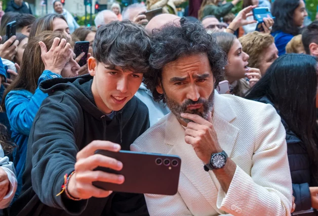 Raul Gómez tomándose un selfie con un chico