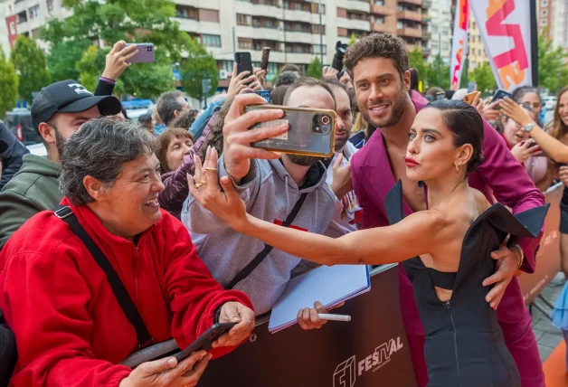 María León y Jose Lamuño tomándose un selfie con sus seguidores