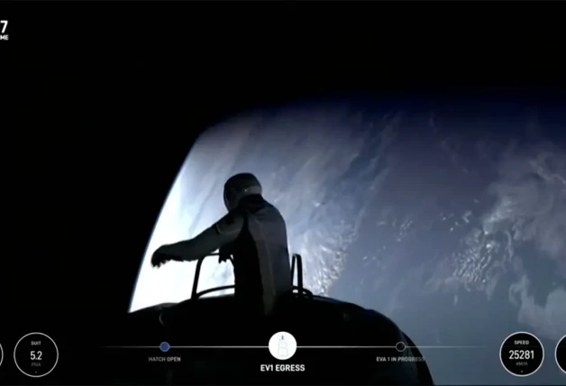 La silueta de un astronauta recortada contra una magnífica vista del planeta Tierra.