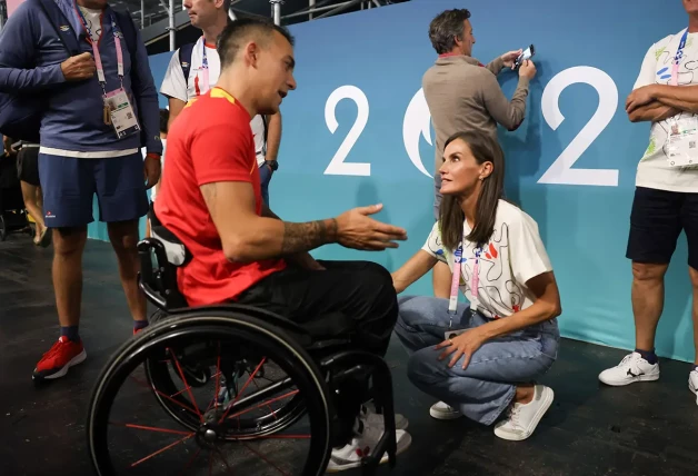 La reina Letizia saludando a un atleta paralímpico.