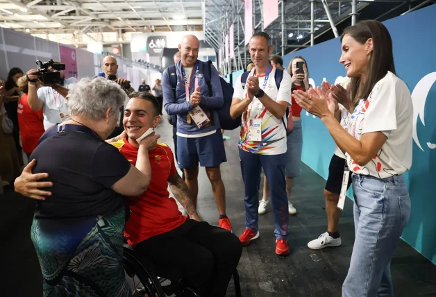 Letizia saludando a un atleta paralímpico