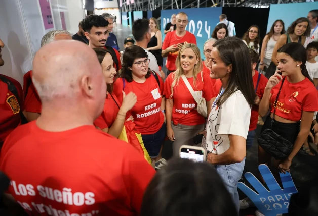 La reina Letizia hablando con deportistas paralímpicos