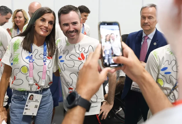 La reina Letizia haciendose una foto con miembros el equipo paralímpico Español.