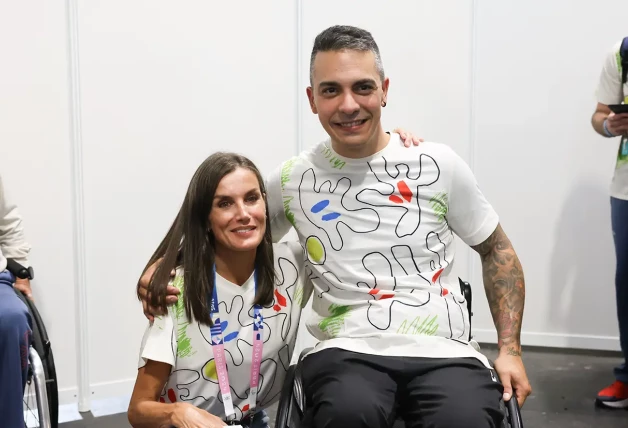 La reina Letizia posando junto a un miembro del equipo paralímpico español.