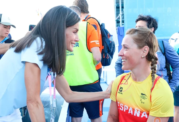 La reina Letizia posando junto a un miembro del equipo paralímpico español.