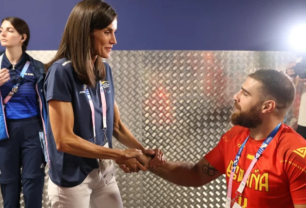 La reina Letizia saludando a un deportista paralímpico español