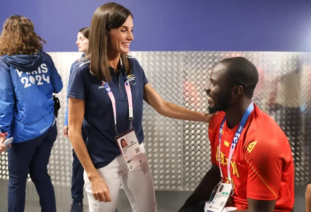 Letizia saludando a un atleta paralímpico