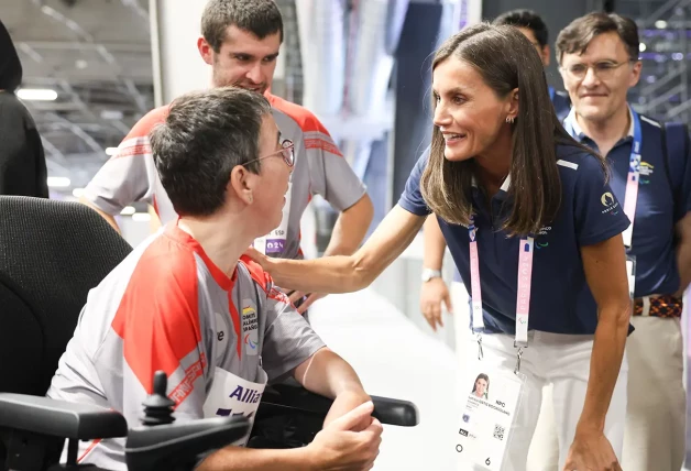 Letizia saludando a un miembro del comité olímpico