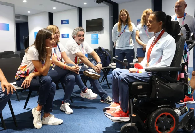 La reina Letizia con la nadadora Teresa Perales y otros miembros del comite olimpico