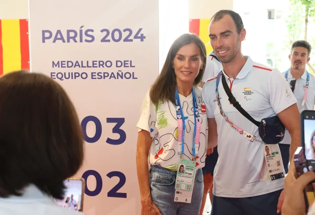 Letizia se toma una foto frente al medallero de la delegación española