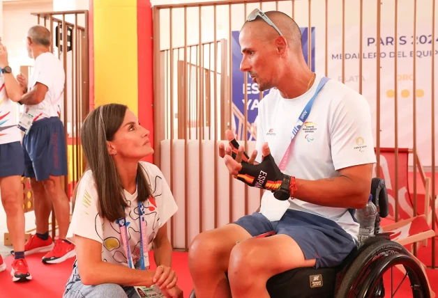 Letizia atenta a las explicaciones del ciclista Sergio Garrote, ganador de un oro.