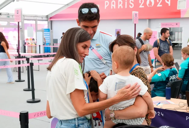 Letizia acariciando a un bebé