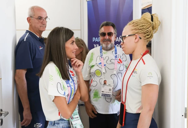 Letizia hablando con una atleta albina