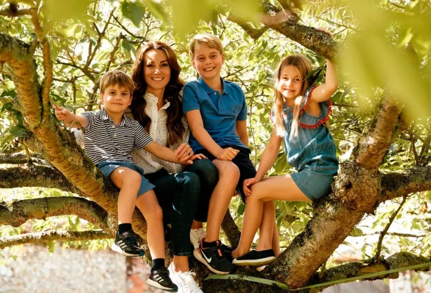 Kate Middleton posa junto a sus hijos subidos a un árbol