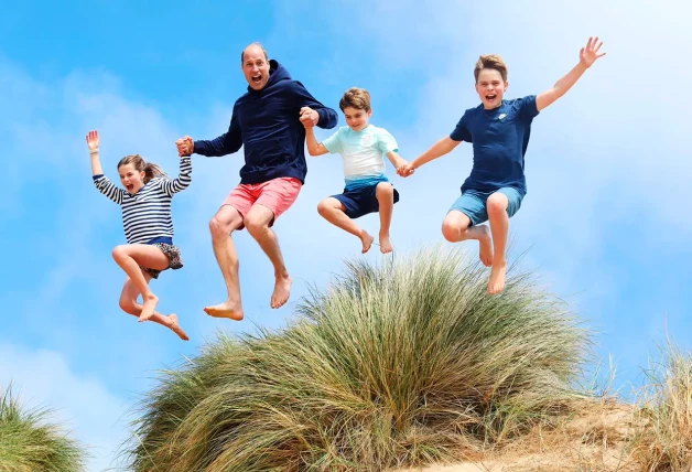 El príncipe Guillermo juega con sus hijos.