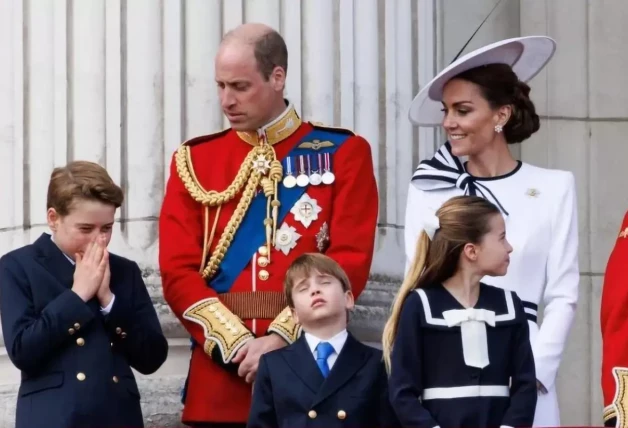 El príncipe Guillermo y Kate Middleton con sus hijos en el balcón de su palacio durante un evento