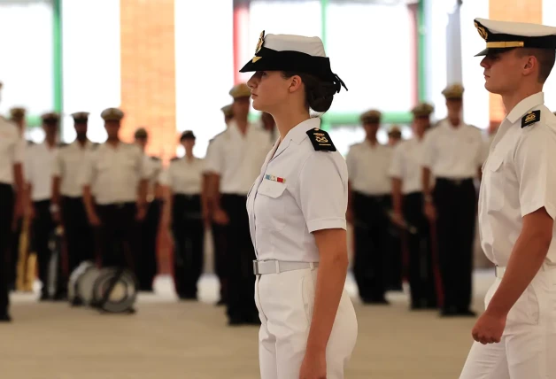 La princesa Leonor de uniforme durante una formación