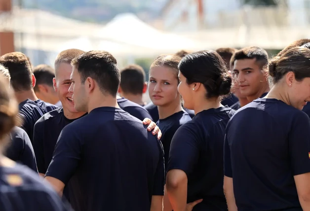 Leonor en ropa de deporte entre sus compañeros