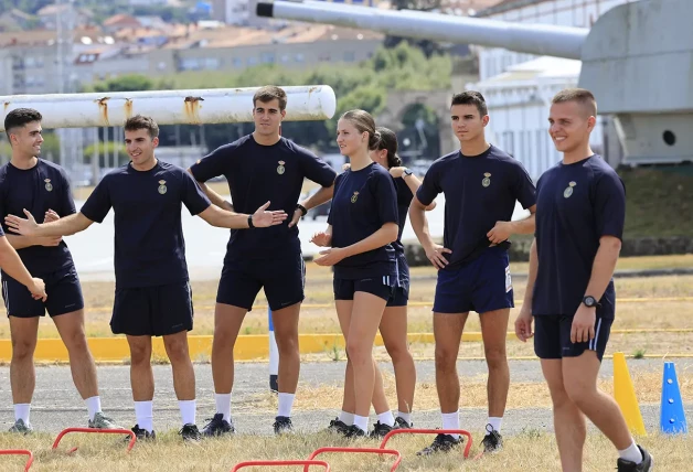 Leonor y sus compañeros durante uno de los entrenamientos físicos