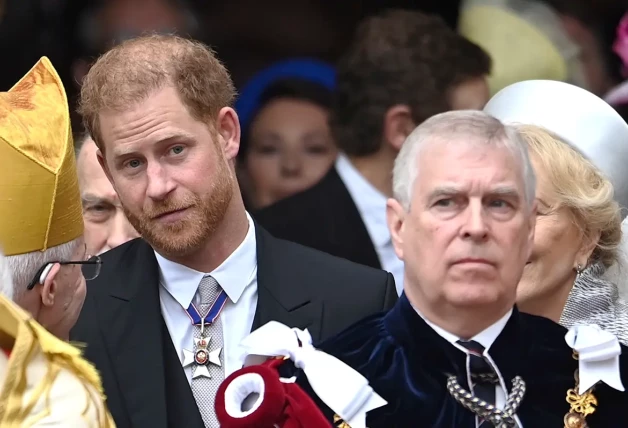 El príncipe Harry su tío Andrés durante la coronación de Carlos III