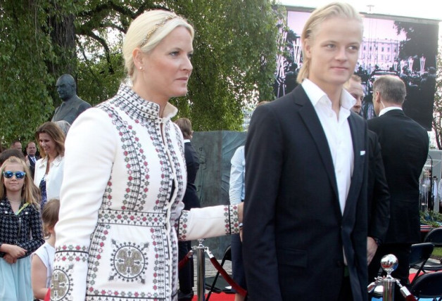 La princesa Mette-Marit de Noruega con su hijo Marius Borg.